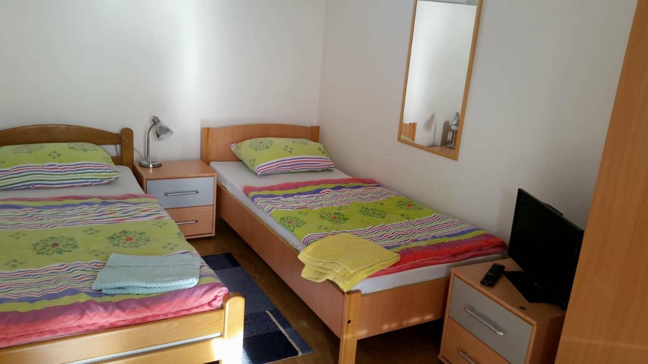 Hôtel Prenociste Dzinic à Zupanja Extérieur photo