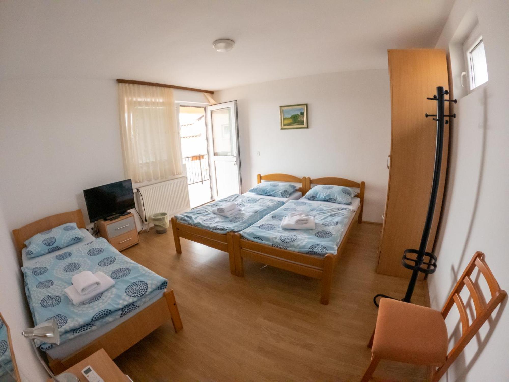 Hôtel Prenociste Dzinic à Zupanja Extérieur photo