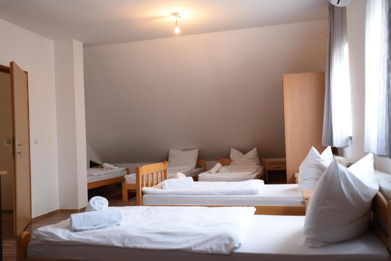 Hôtel Prenociste Dzinic à Zupanja Extérieur photo