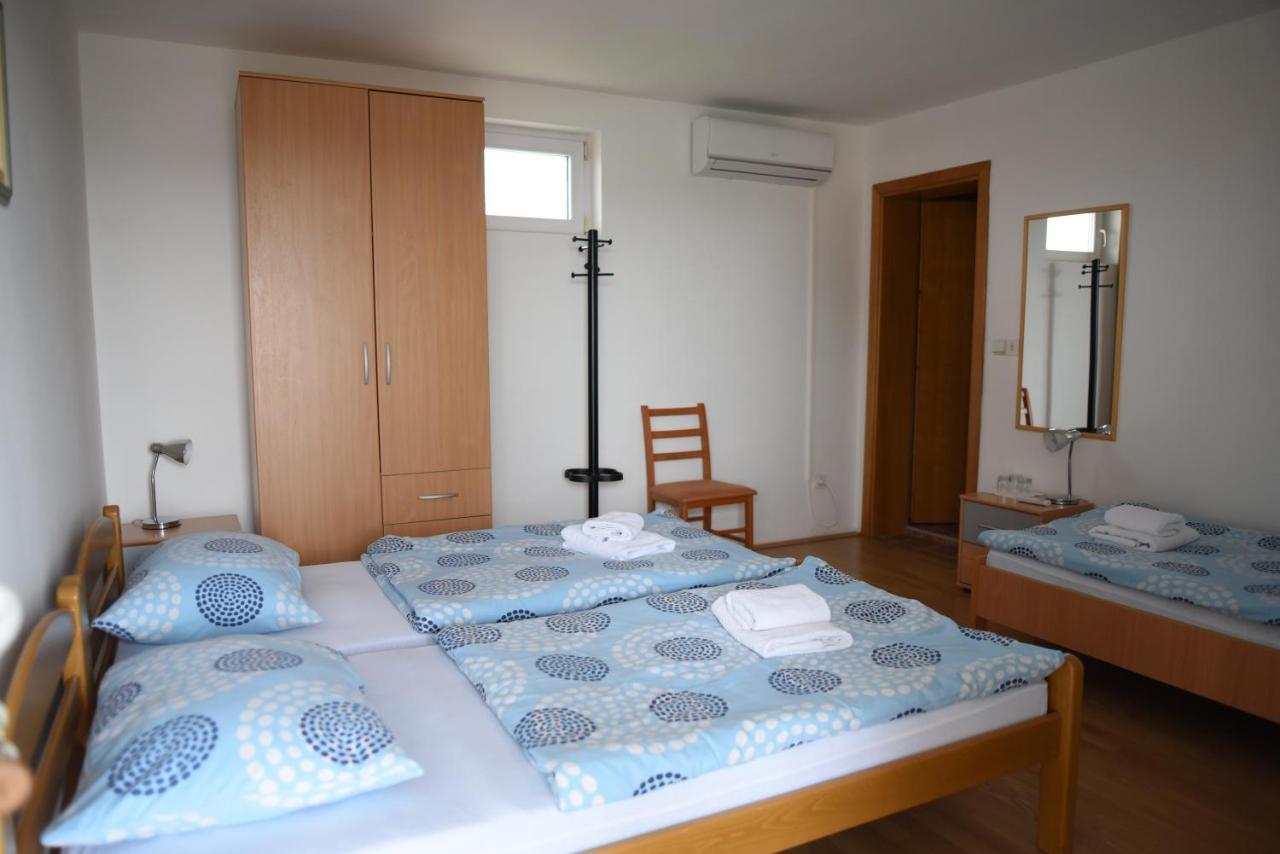 Hôtel Prenociste Dzinic à Zupanja Extérieur photo